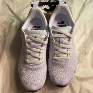 NWT Avia women’s size 6 sneakers